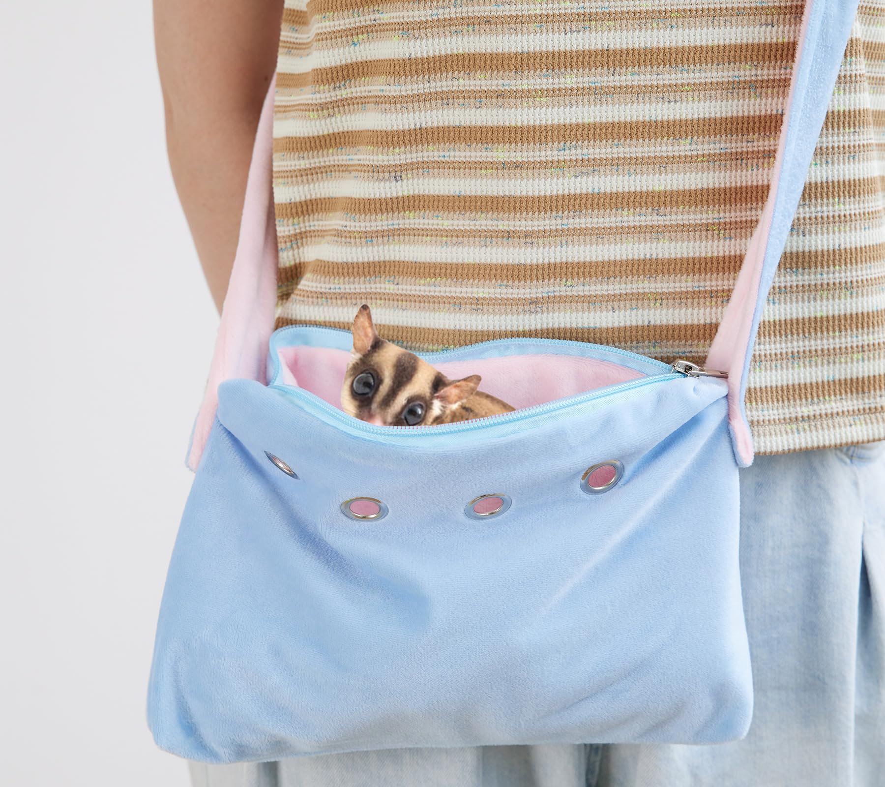 Meow&Woof bonding pouch with self-locking zipper preventing escapes during play