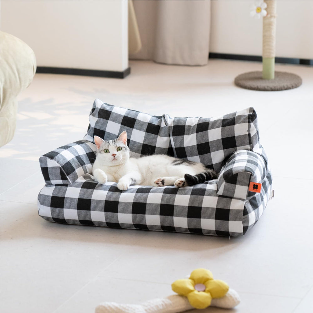 MEWOOFUN indoor-outdoor pet couch offers versatile placement options.