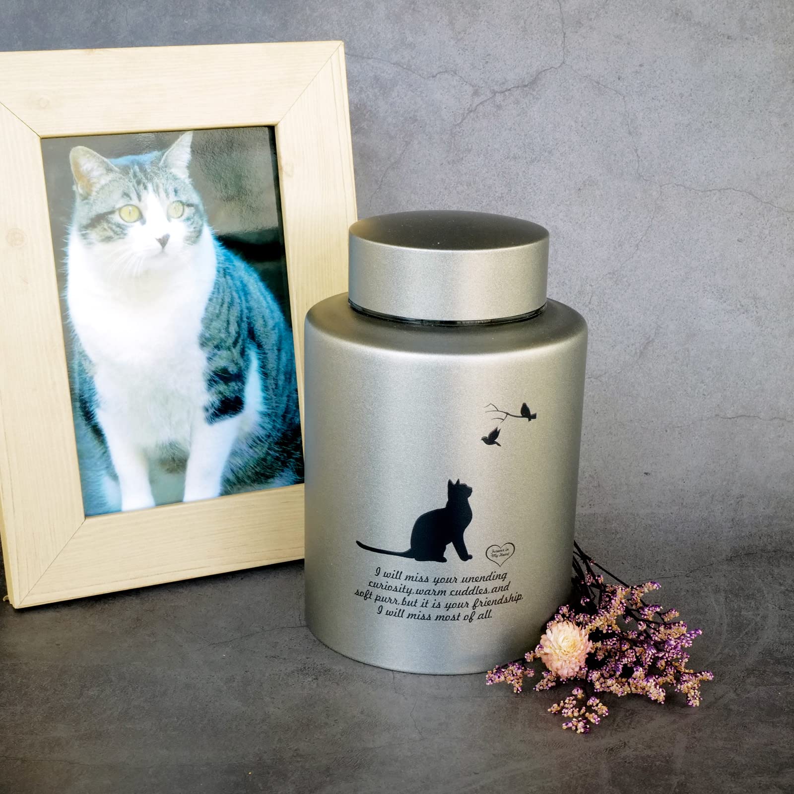 Mianachilu velvet pouch protects urn and eases gifting.