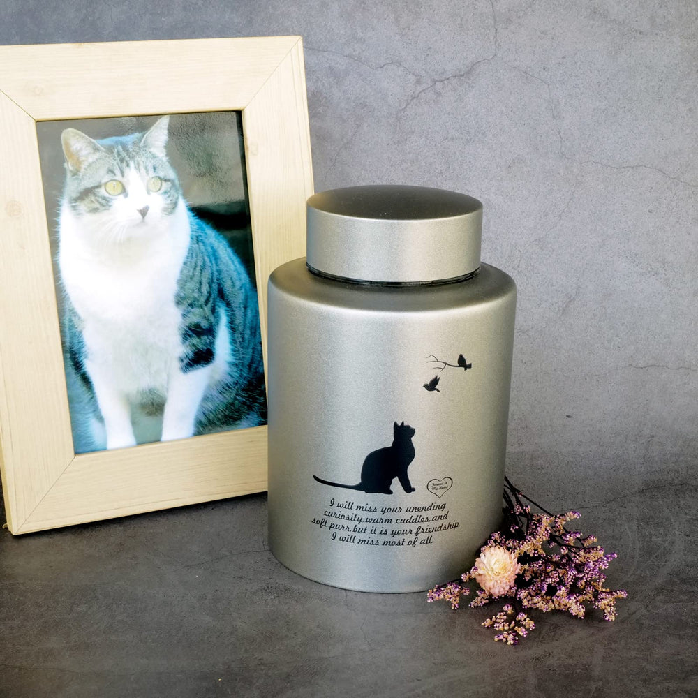 Mianachilu velvet pouch protects urn and eases gifting.