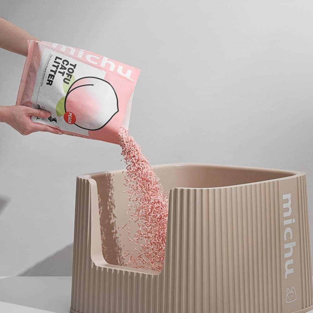 Michu tofu cat litter is lightweight for easy handling.