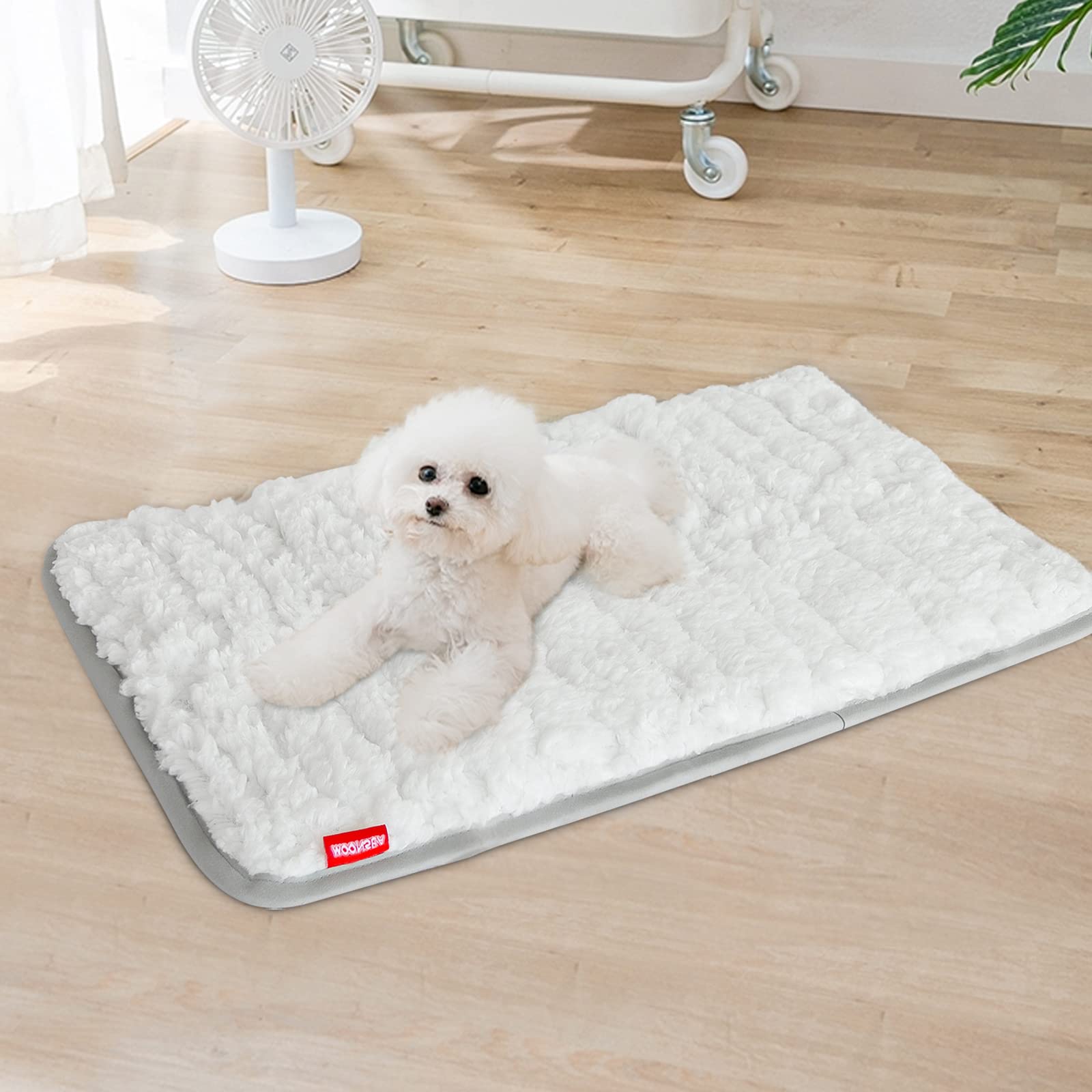 Moonsea crate mat on hardwood floor demonstrates slip-resistant performance.