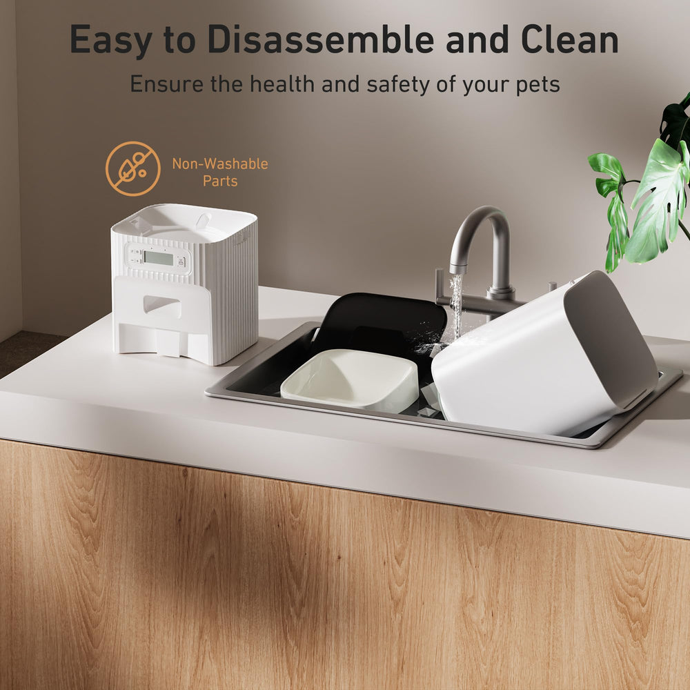 MUBBI semi-opaque lid lets you check food levels calmly without triggering excitement.