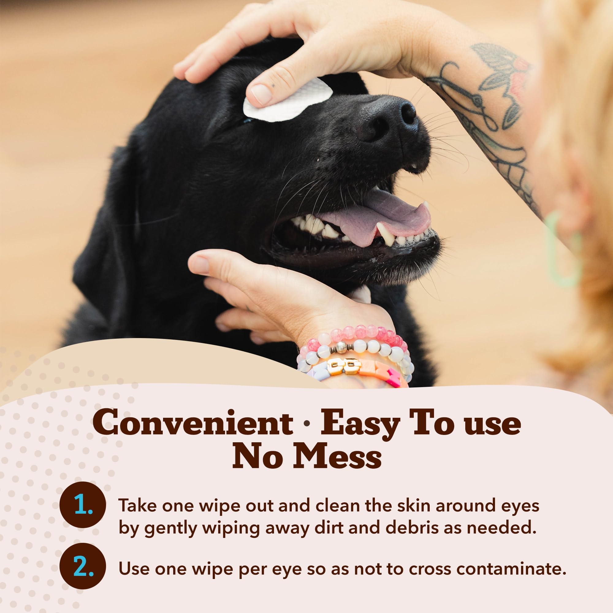Natural Dog Eye Wipes: textura suave que limpia sin irritar alrededor de los ojos.