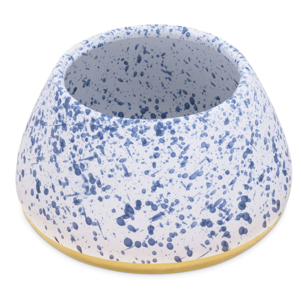 Navaris ceramic bowl supports wet or dry food meals.