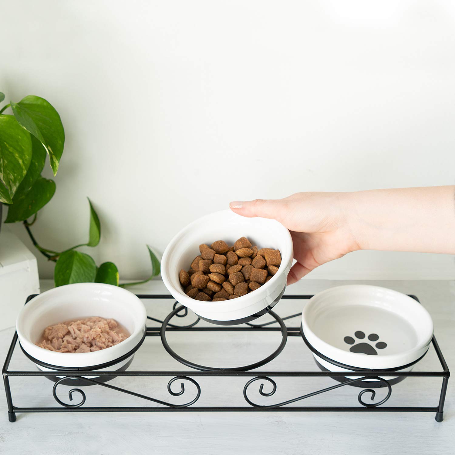 Navaris black-white decor blends with any home kitchen.