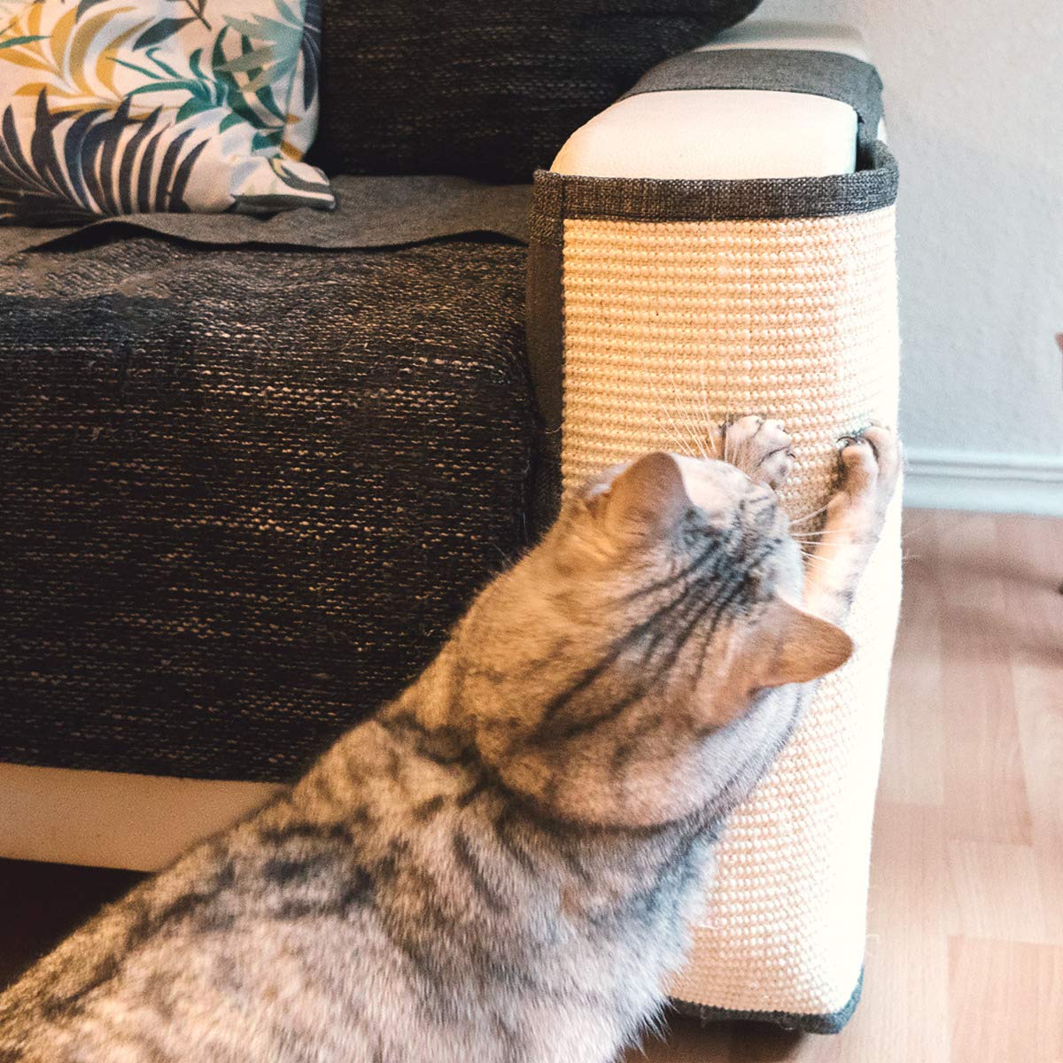 Navaris left-side sofa guard delivers durable protection during play.