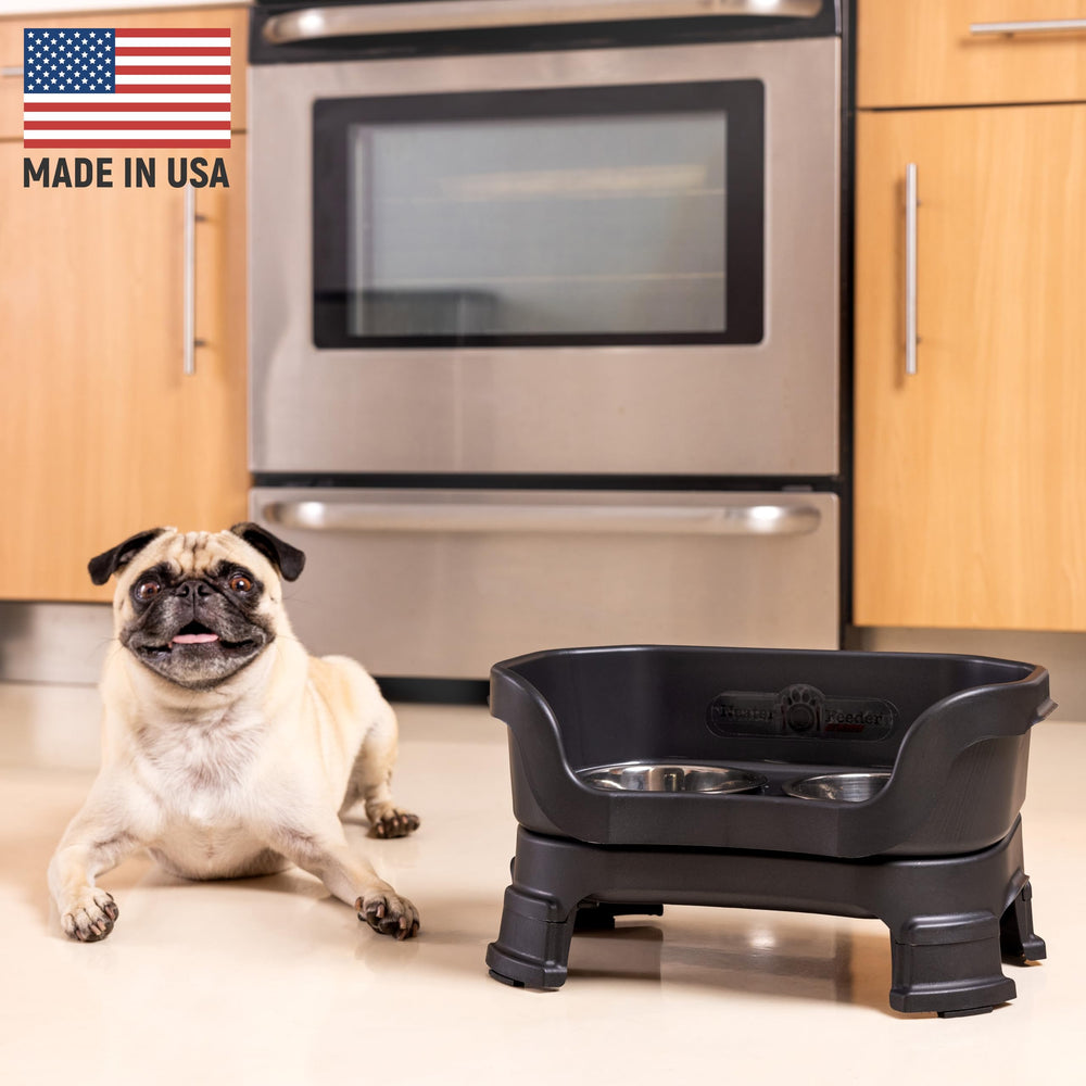 Neater Feeder Deluxe kick-proof stand with non-skid feet reduces slipping.