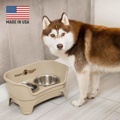 Neater Feeder Express mess-proof design highlights spill-free feeding.