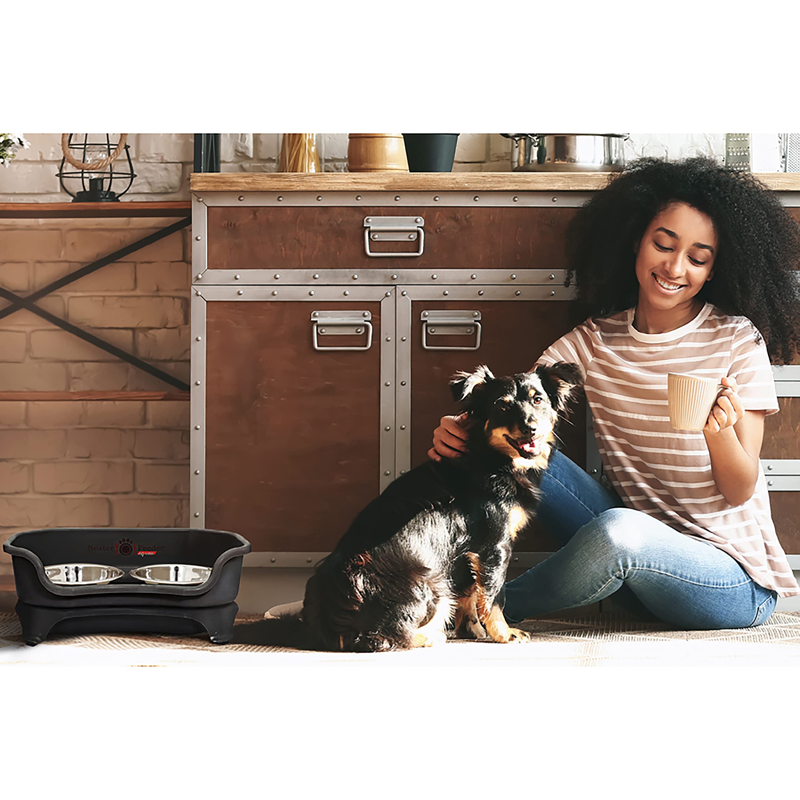 Neater Feeder Express spill-proof design minimizes mess during meals.