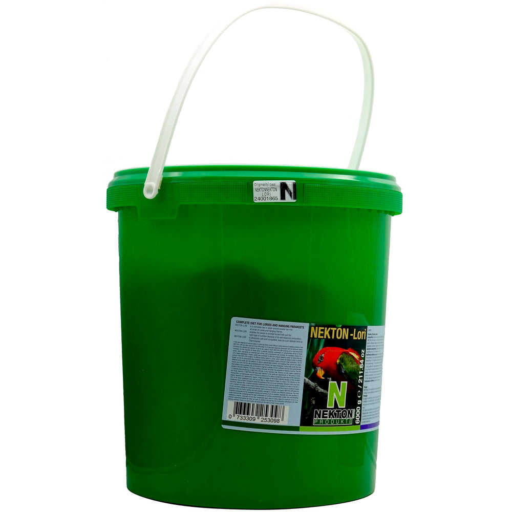 Nekton Lori Complete Diet scoop demonstrates easy portioning for consistent feeding