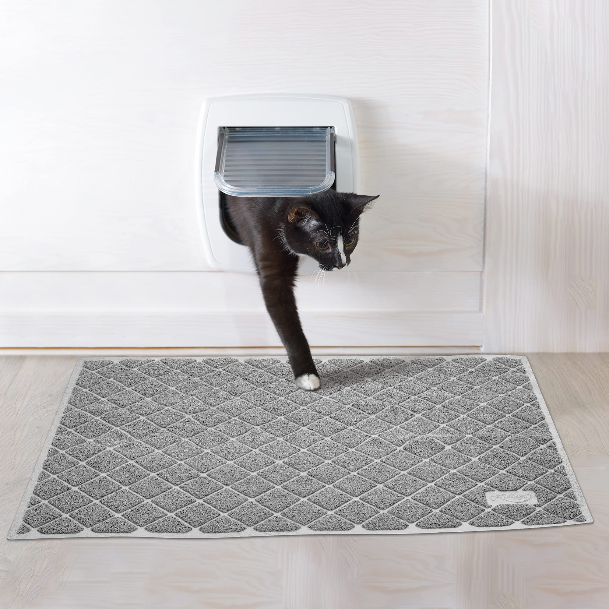 Niubya Premium Cat Litter Mat easy-clean process demonstrates simple maintenance.