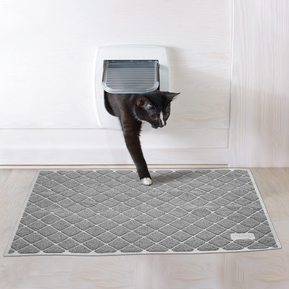 Niubya Premium Cat Litter Mat easy-clean process demonstrates simple maintenance.