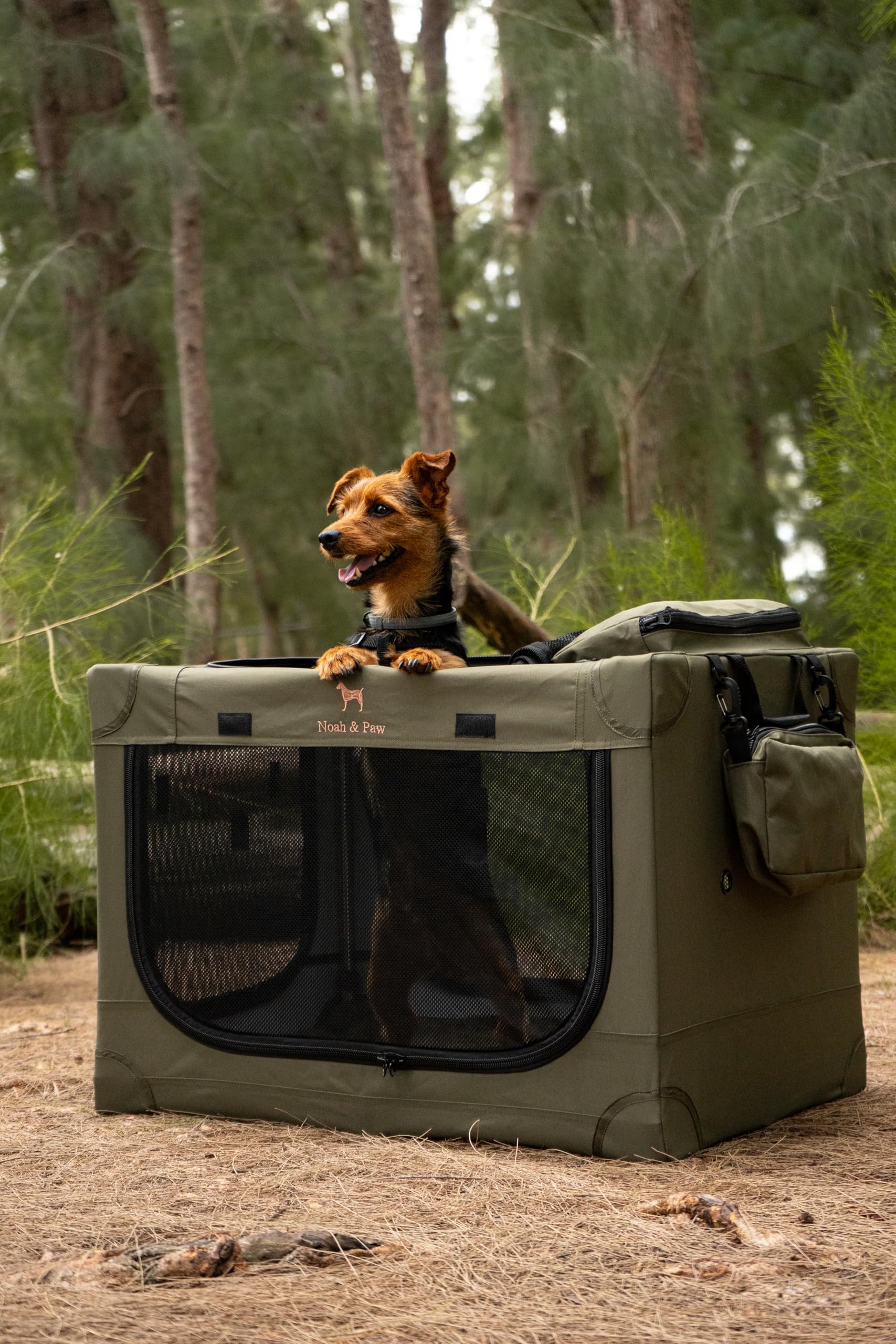 Noah and Paw crate features two storage pockets for travel essentials.