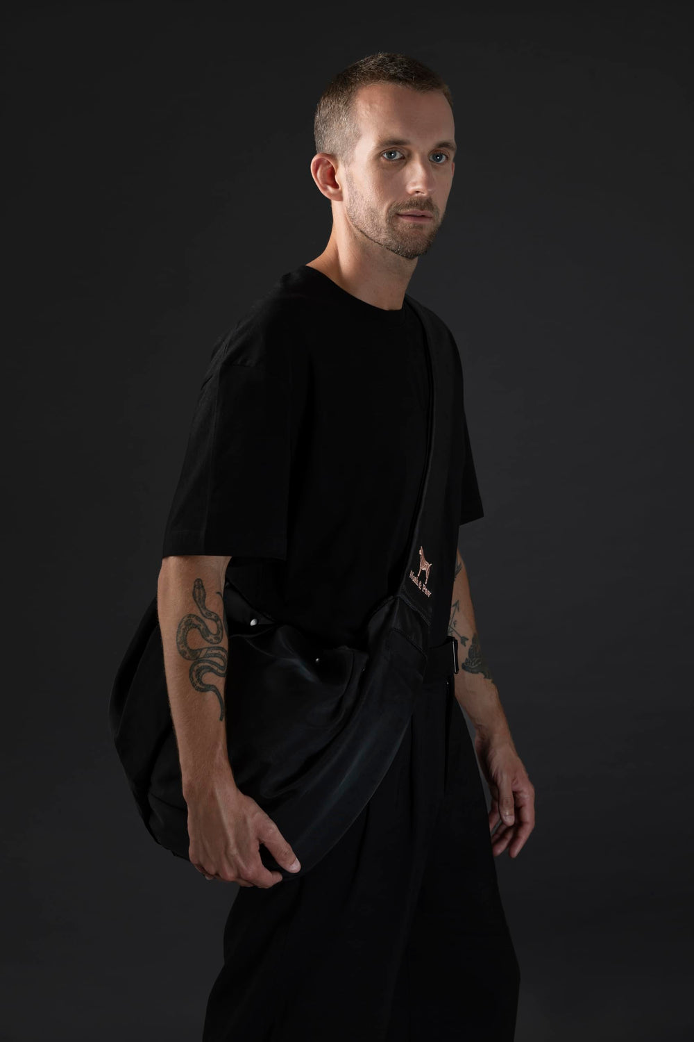 Noah & Paw sling showcases travel-friendly, compact design for city outings.