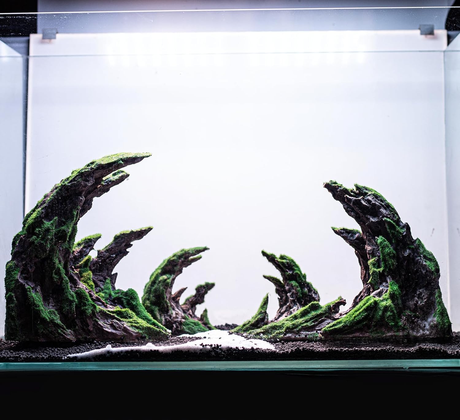 Novelsite durable aquarium decoration resists wear, keeping tank beauty over time.