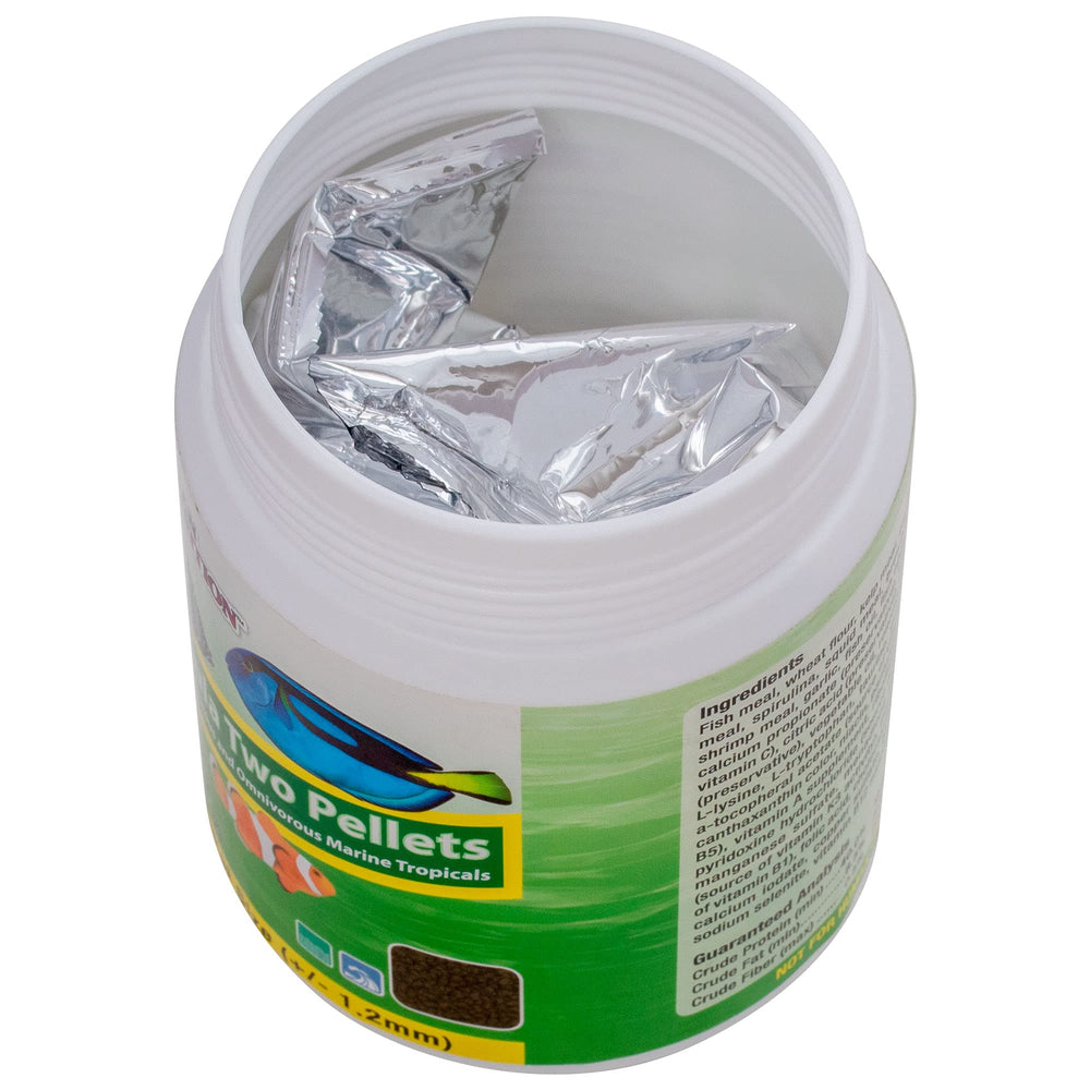 Peces marinos recibiendo Formula Two Pellets como parte de la dieta