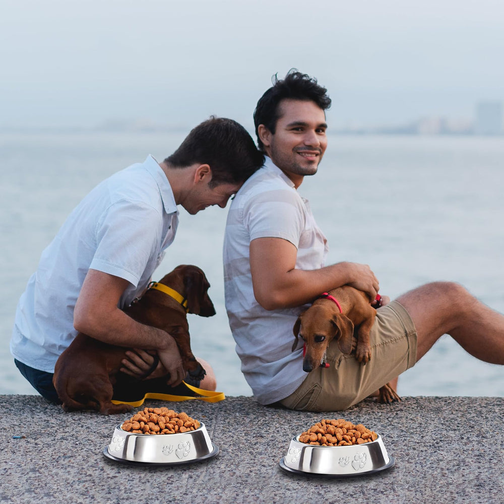 Olutacot polished-rim stainless steel bowls resist rust and deformation.