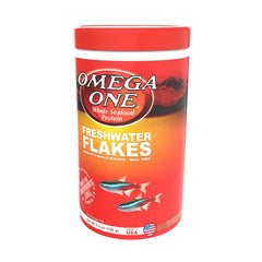 Omega One Freshwater Flakes mejora la coloración gracias al beta caroteno.