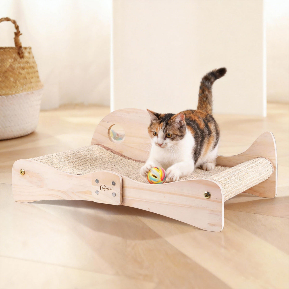 Oroonoko extra-large scratcher bed with fish design for lounging and playful hunts