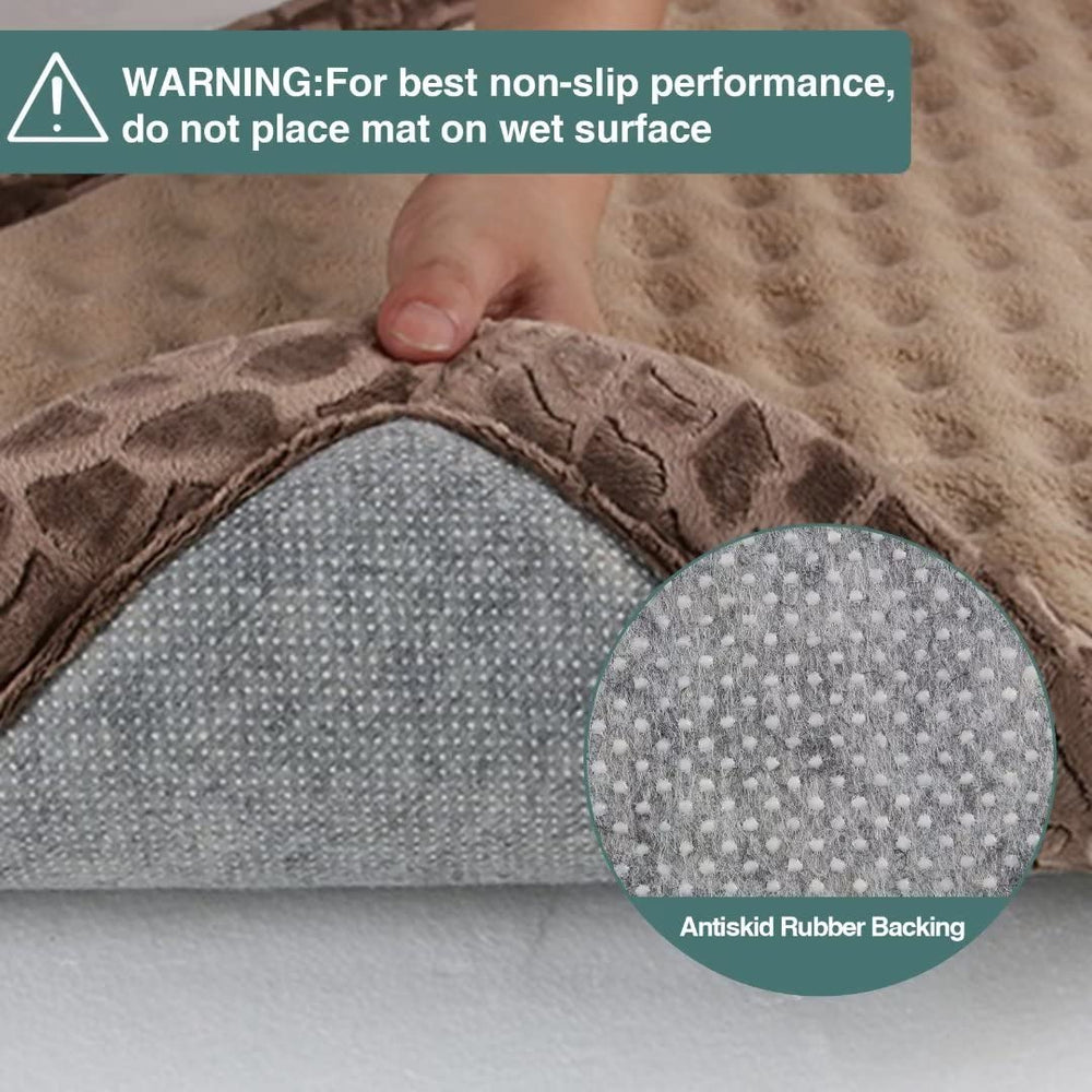 PAGGED soft microfiber top highlights breathable comfort for warm seasons.