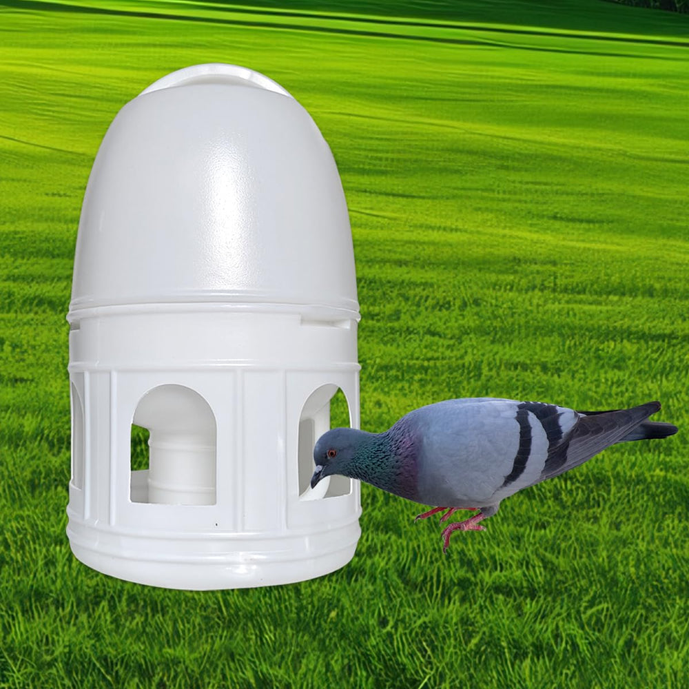 Panchitalk durable plastic ensures leak-proof use for medium birds and chicks.