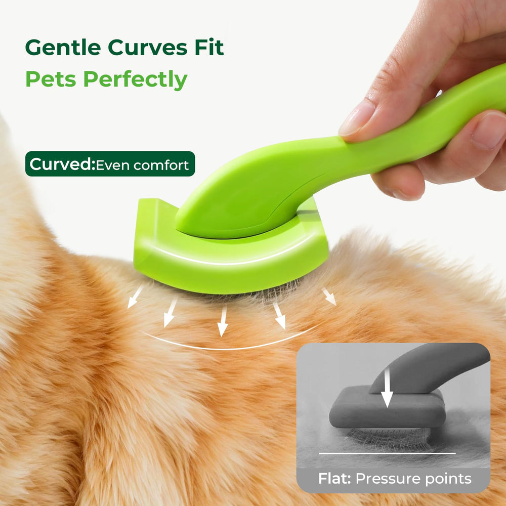 Pecute Slicker Brush curved head following a pet’s body contour