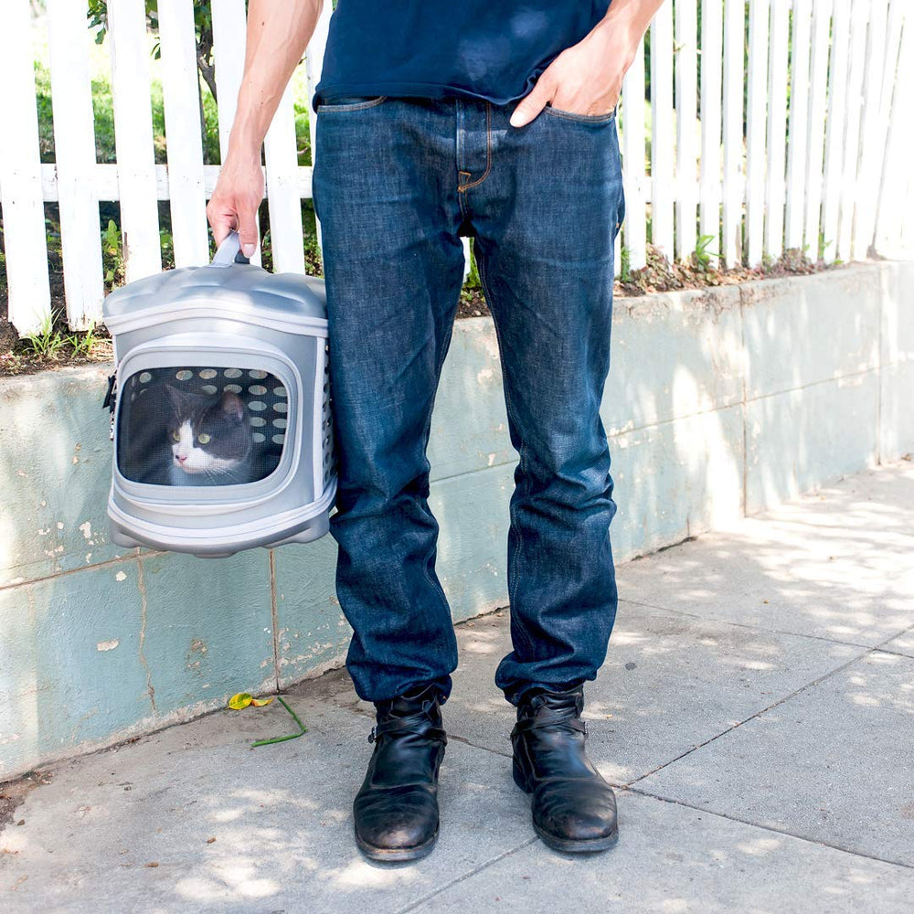 Pet Magasin breathable mesh panels promote airflow and comfort in transit.