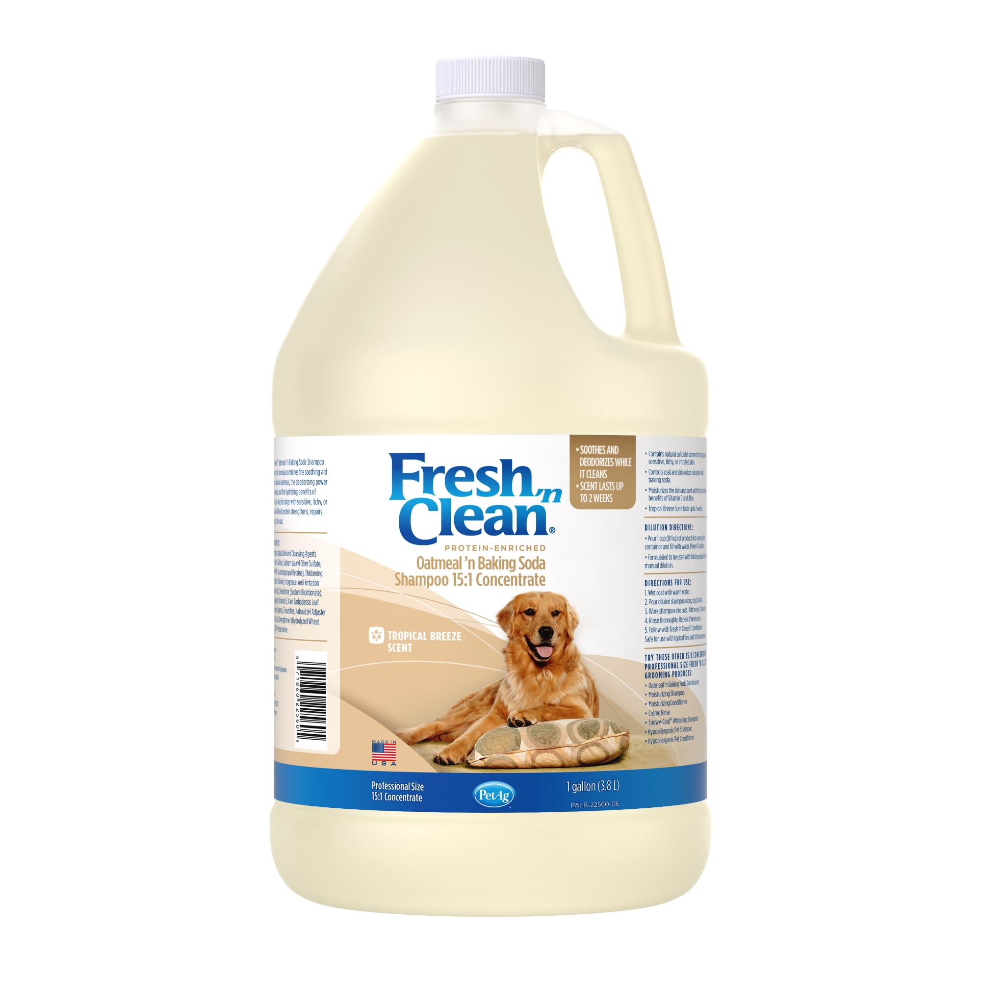 PetAg Fresh ’n Clean bottle pouring, easy dilution for even coat application.