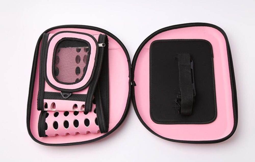 Petall hard-top bottom board keeps the carrier sturdy and secure.