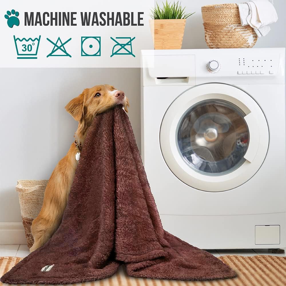 PetAmi plush-sherpa reversible design delivers soft warmth on both sides.