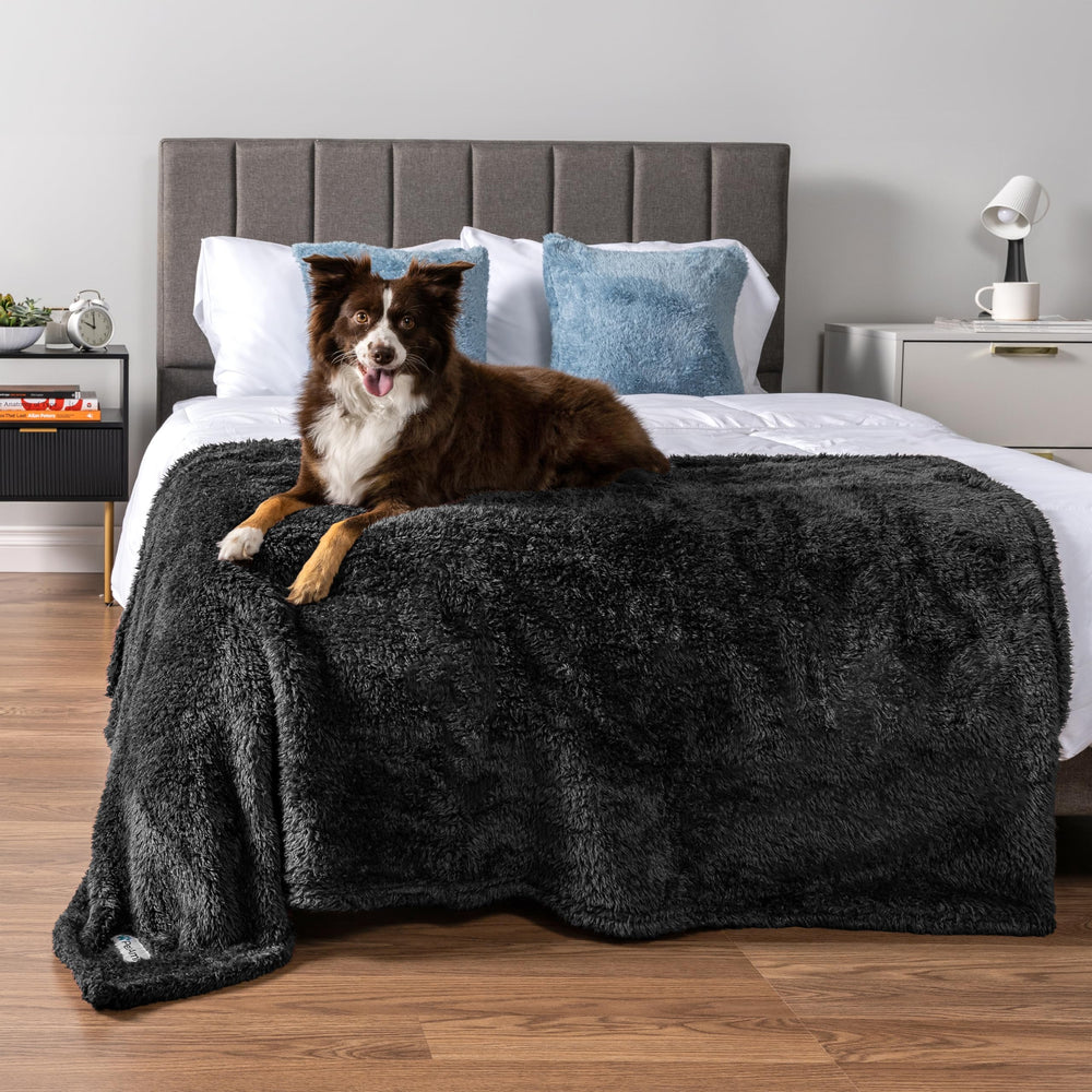PetAmi reversible black blanket demonstrates dual warmth for dogs and cats.
