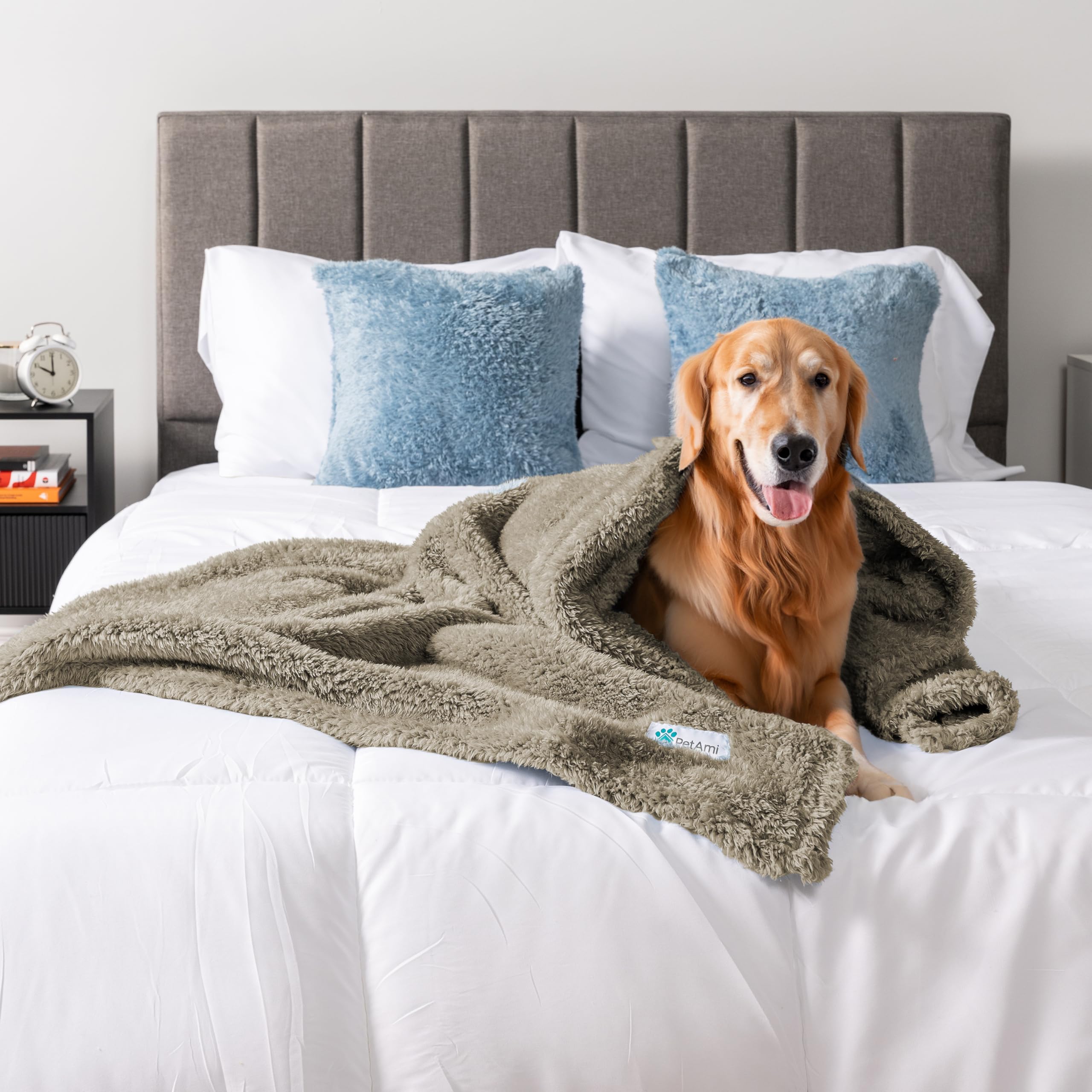 PetAmi reversible blanket for dogs and cats with warm sherpa for chilly evenings