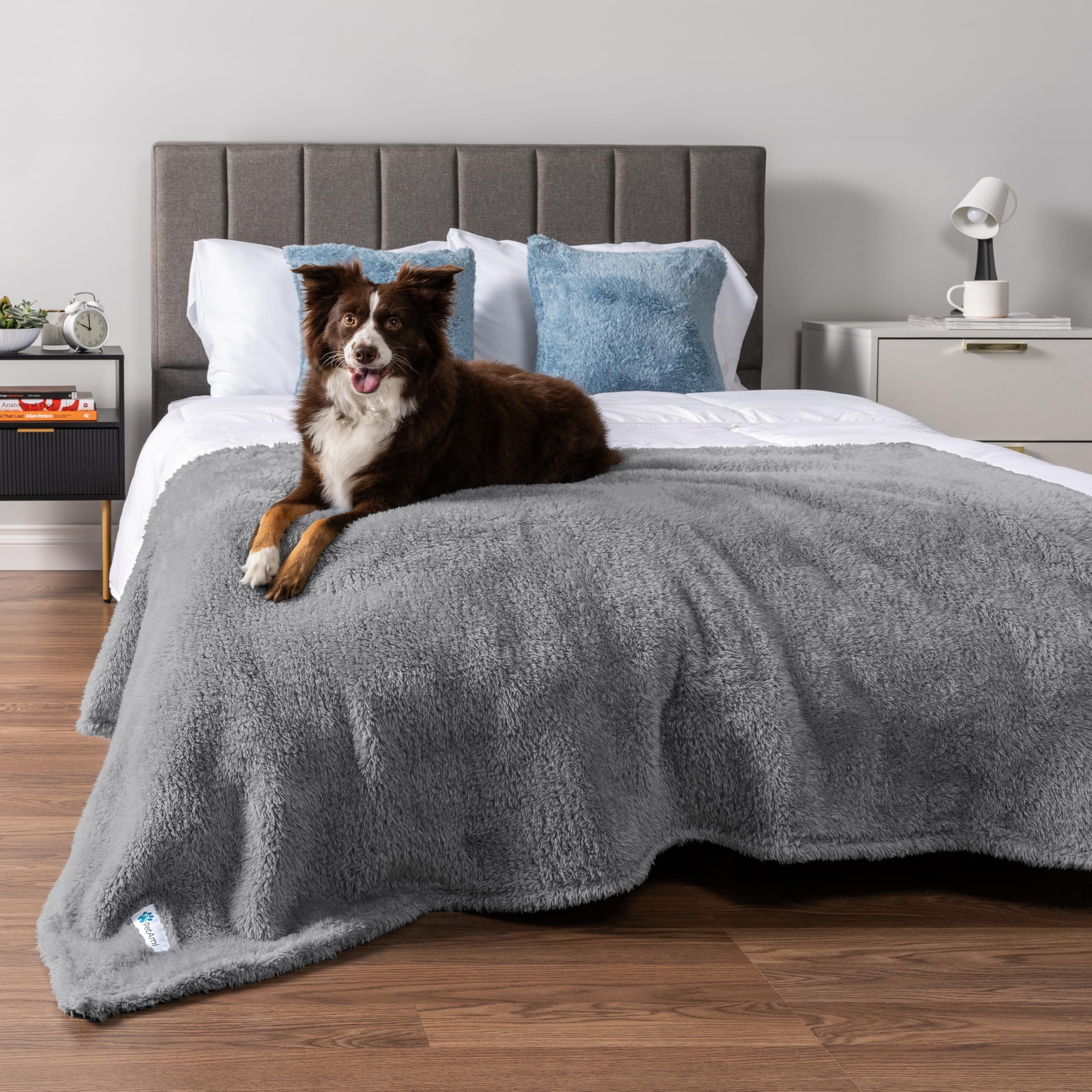 PetAmi reversible blanket showcasing dual sides for warmth and protection.