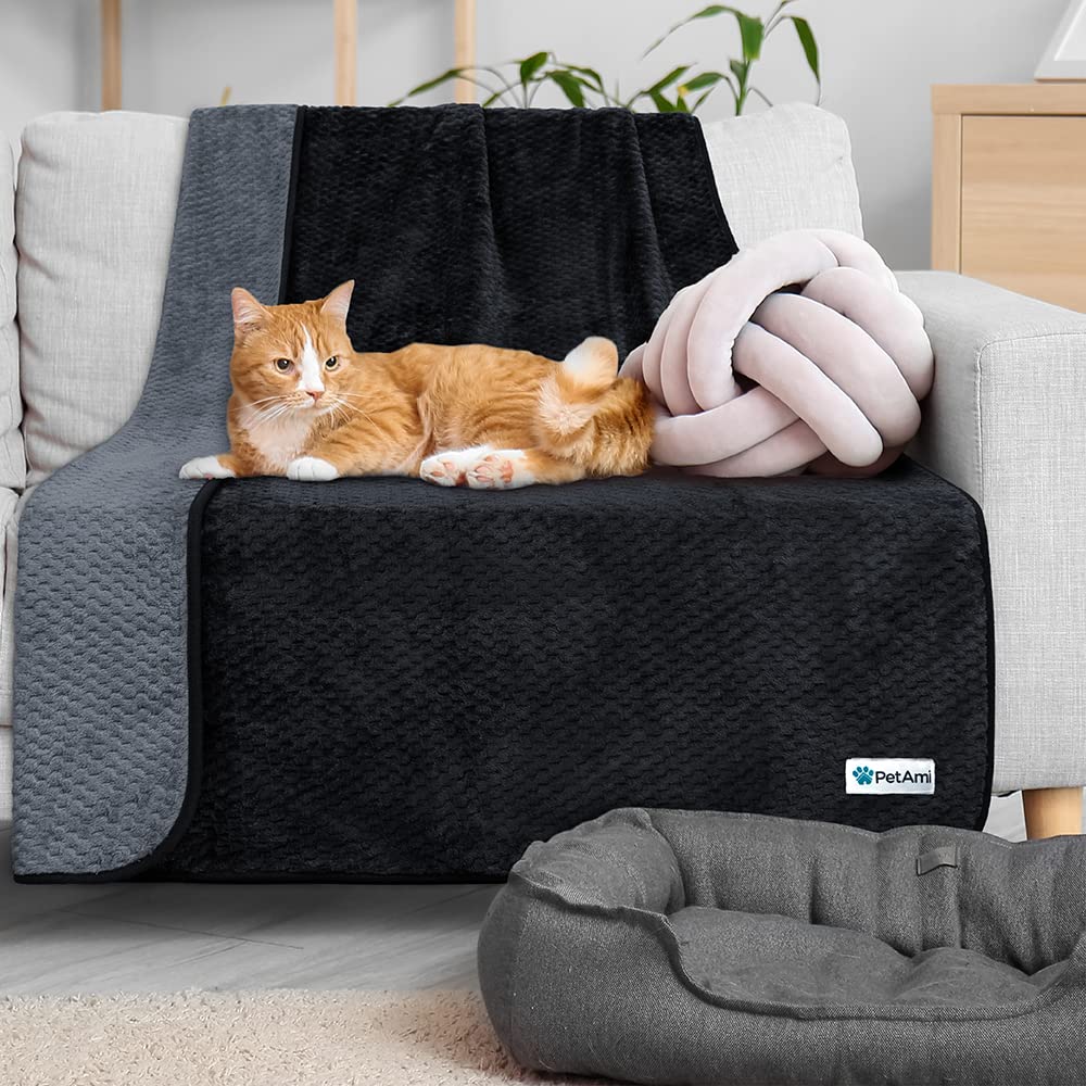 PetAmi waterproof dog blanket machine washable easy to clean after outings.