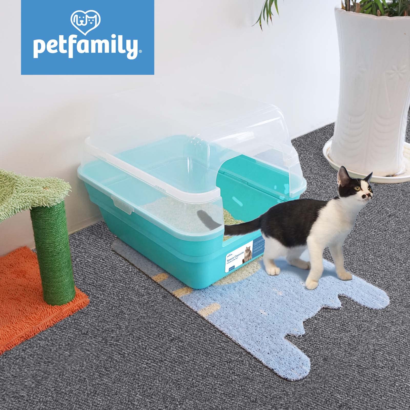 Petfamily ample cat litter area illustrating generous interior space
