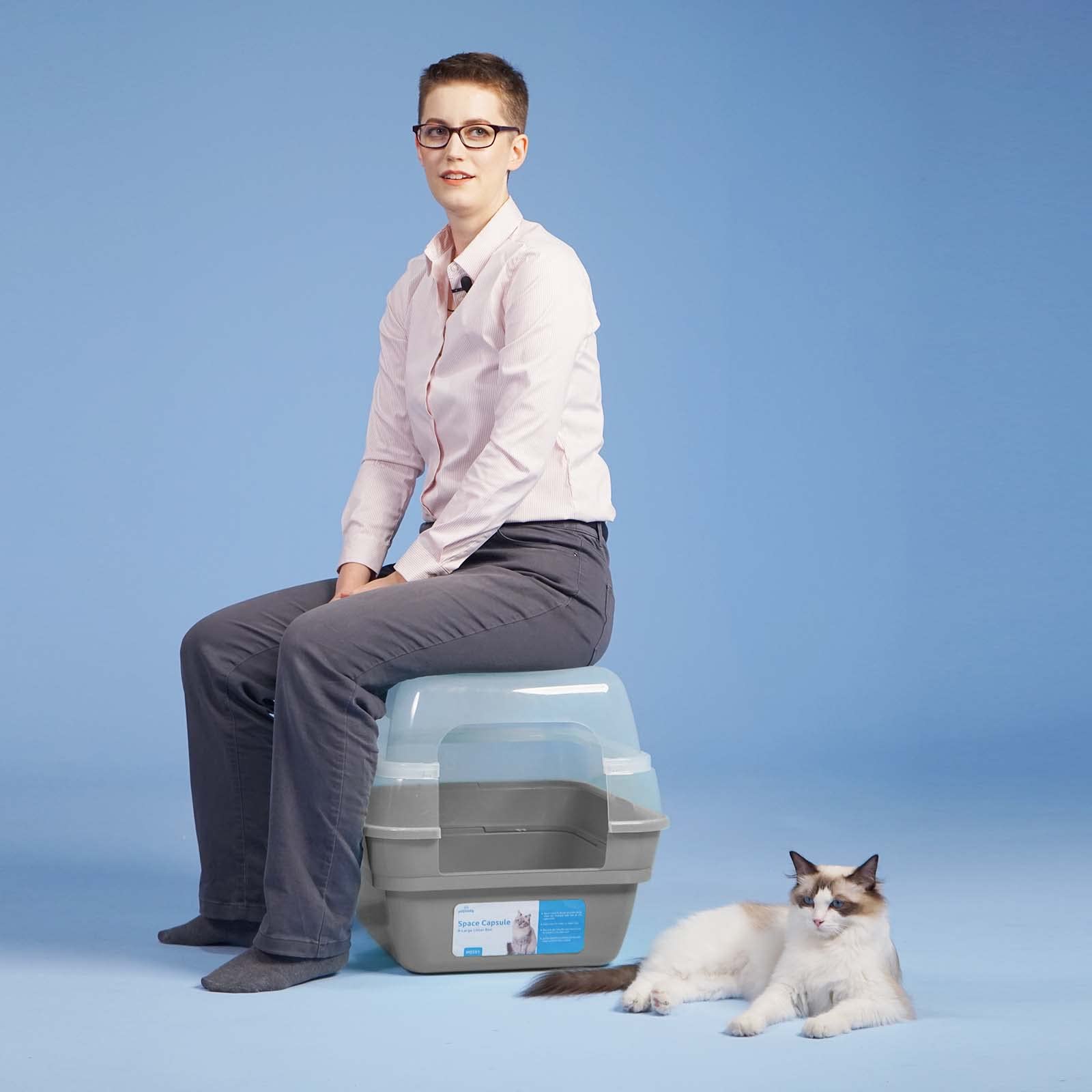 Petfamily foldable litter box is travel-friendly and compact when collapsed.