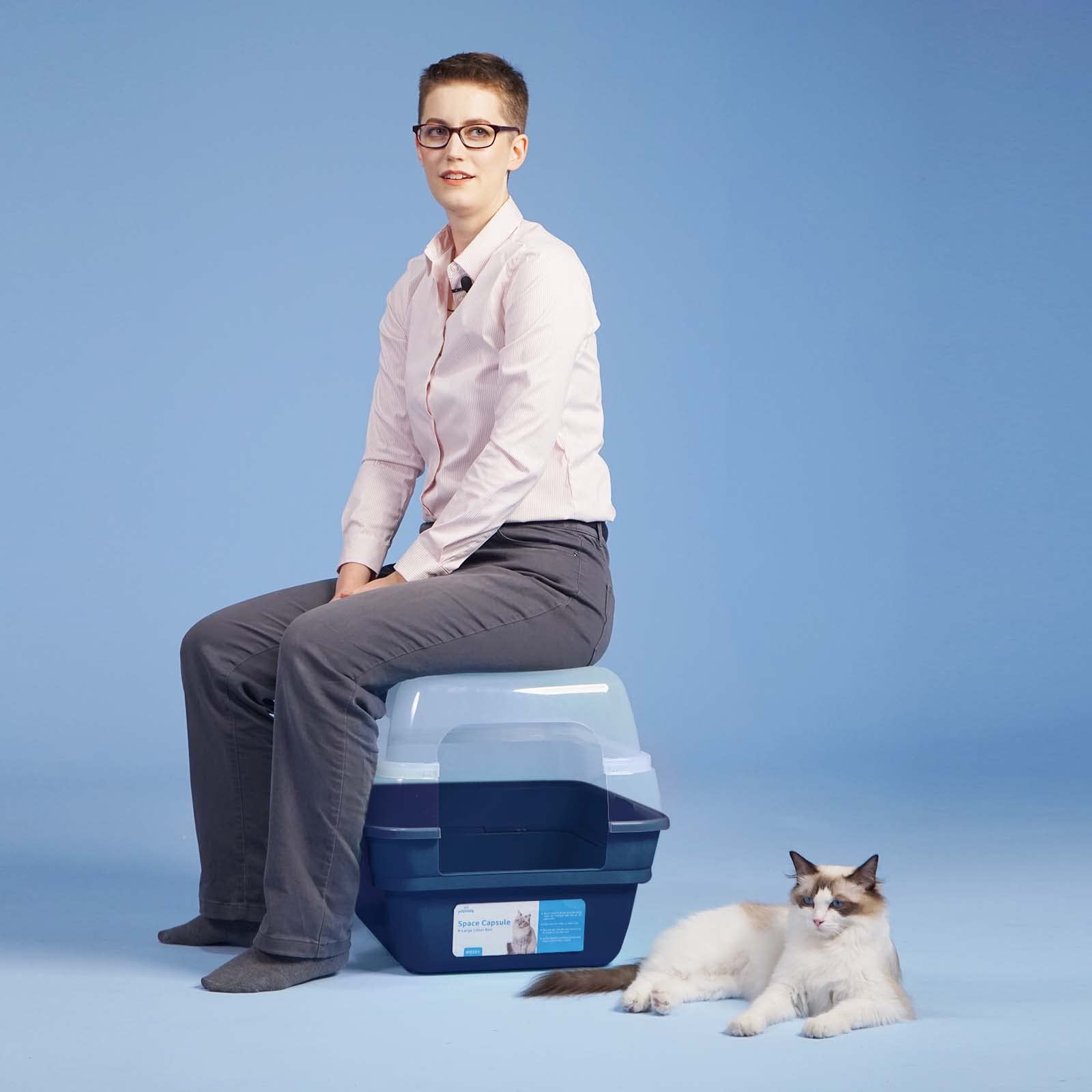 Petfamily navy litter box mess reduction improves room cleanliness.