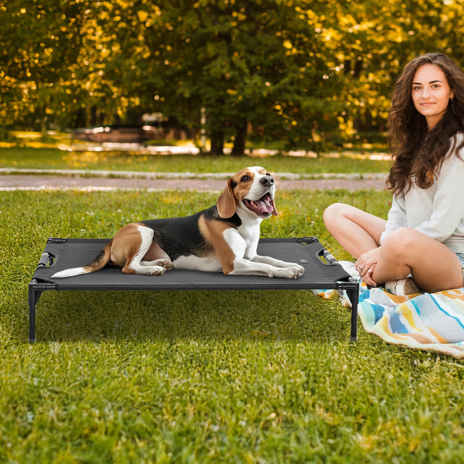 Petsfit elevated bed facilitates under-bed cleaning and easy maintenance.