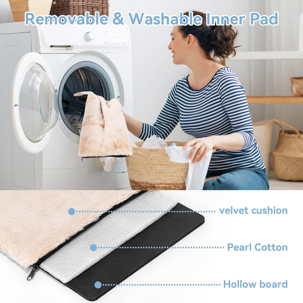 Petsfit luggage-attachable strap enables hands-free travel.