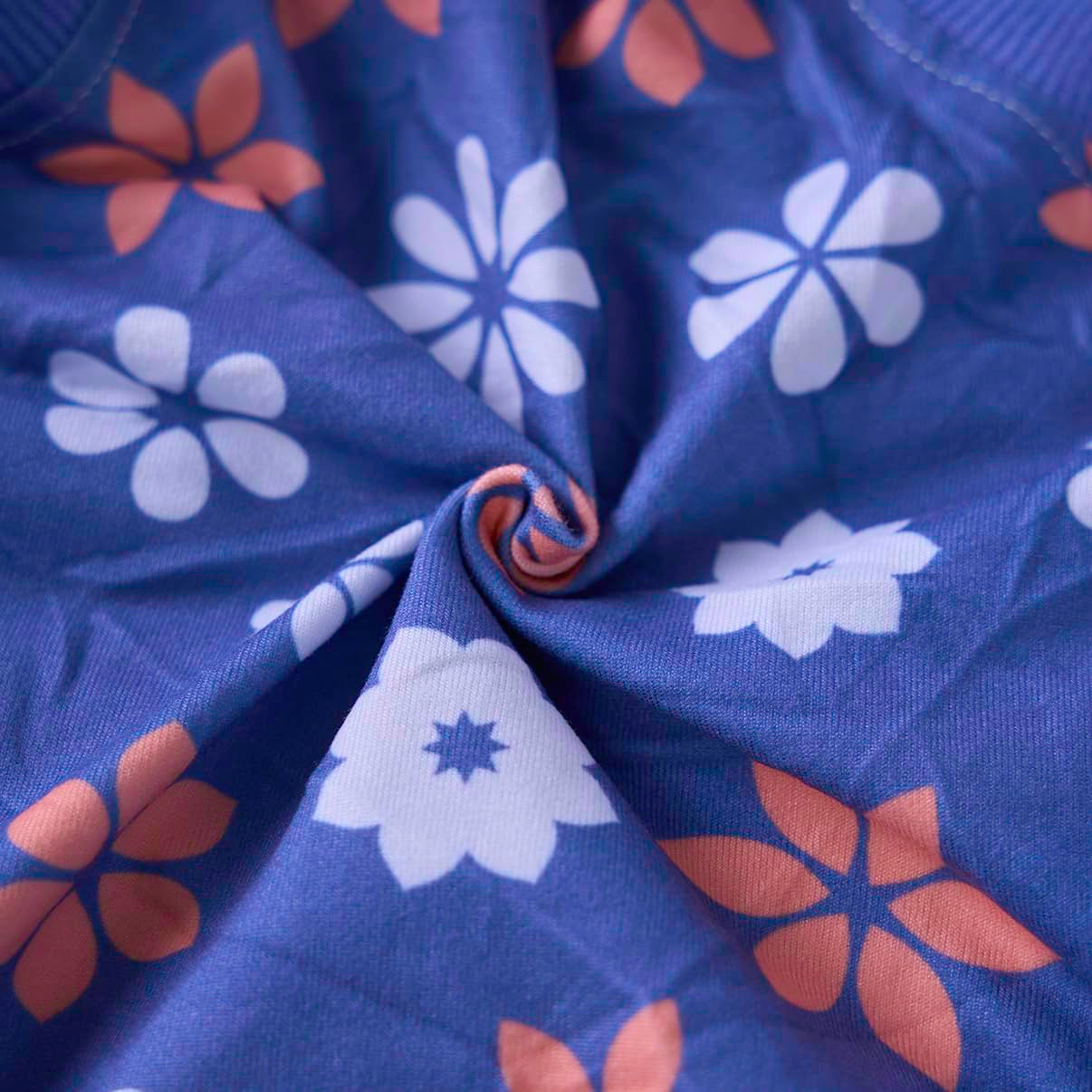 PetWarm blue floral pattern packaging image conveys care and quality for pets.