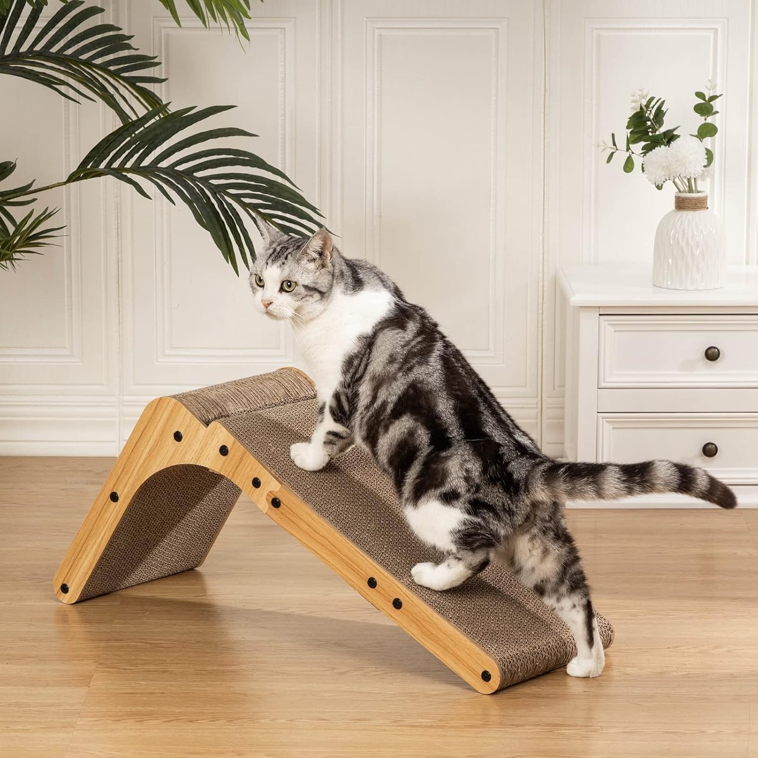 Poils bebe L-shape scratcher ball toy close-up with catnip