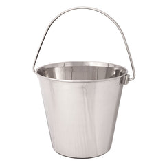 ProSelect pail with contoured snag-free handle for safe handling and feed distribution
