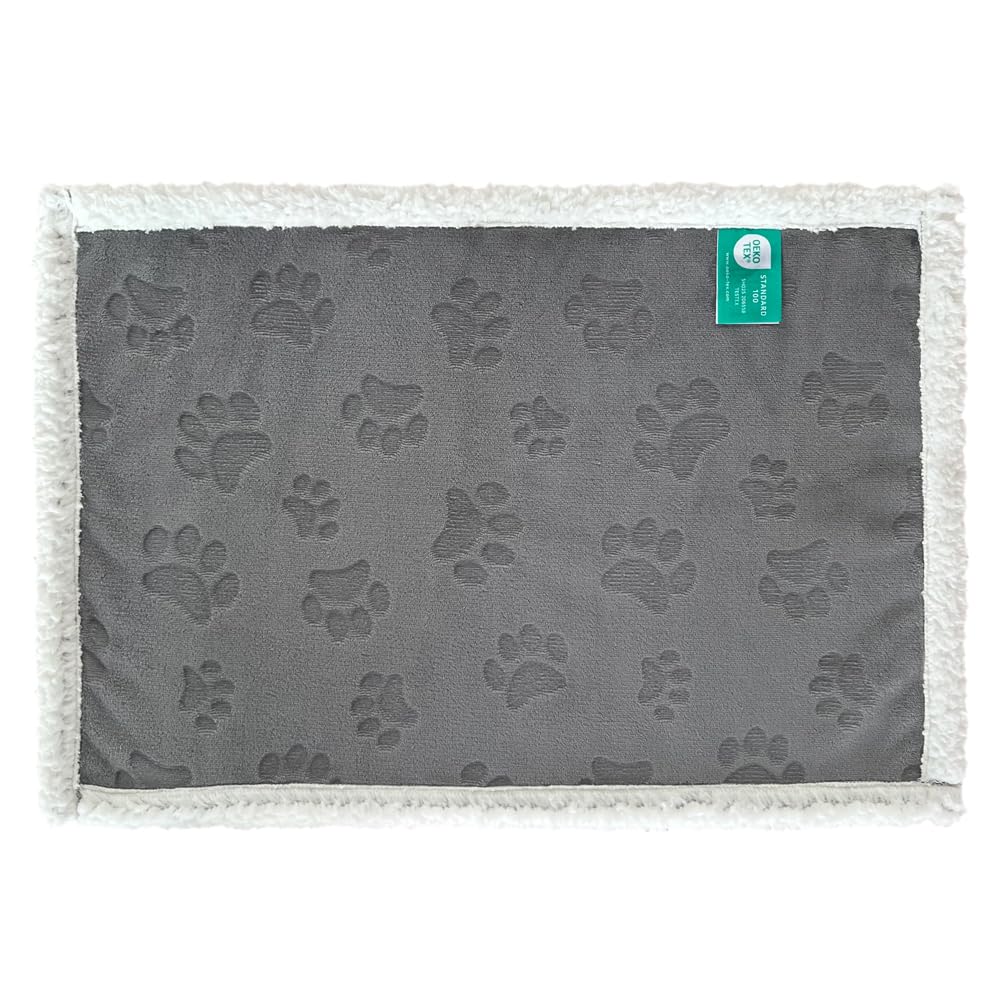 Qeils 16x23 inch blanket fits small pets like cats and toy dogs.