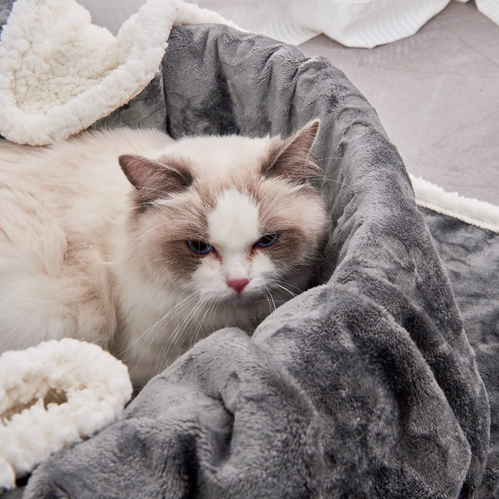 Qeils pet blanket dark-grey back with sherpa offers extra warmth and plush comfort.