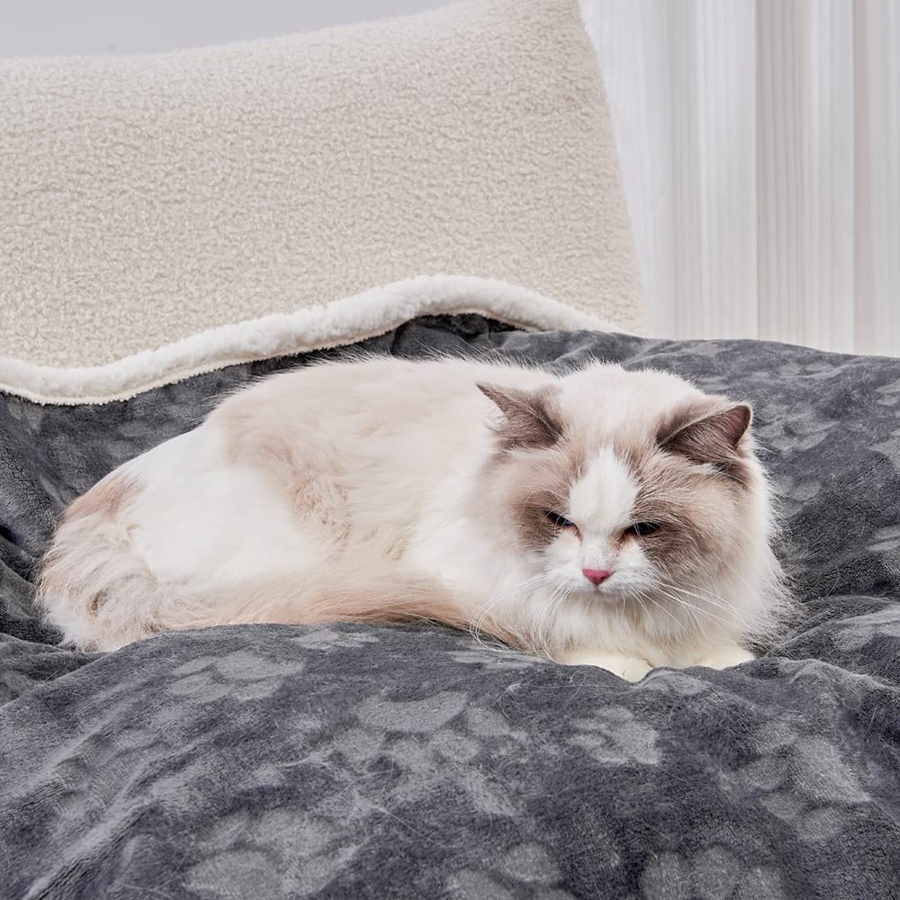Qeils pet blanket dark-grey top surface provides soft warmth for lounging.