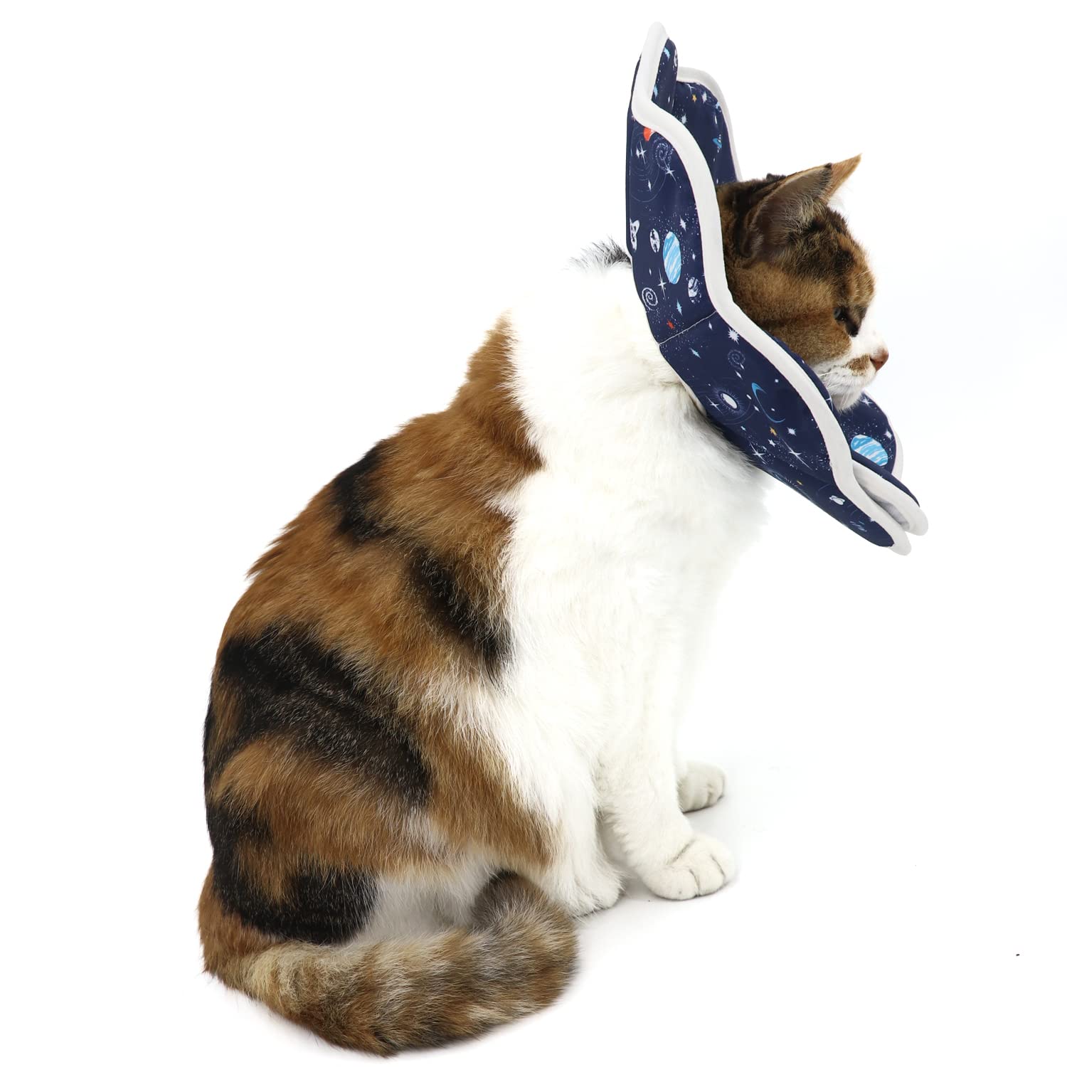 QIYADIN Soft Cat Cone water-repellent surface aids easy cleaning and maintenance.
