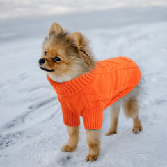 Queenmore XXL knit texture close-up shows soft, durable fibers for chilly outdoor strolls.