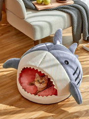 QWINEE Shark-Shaped Cat Mat blue side view highlights compact, travel-friendly nest.
