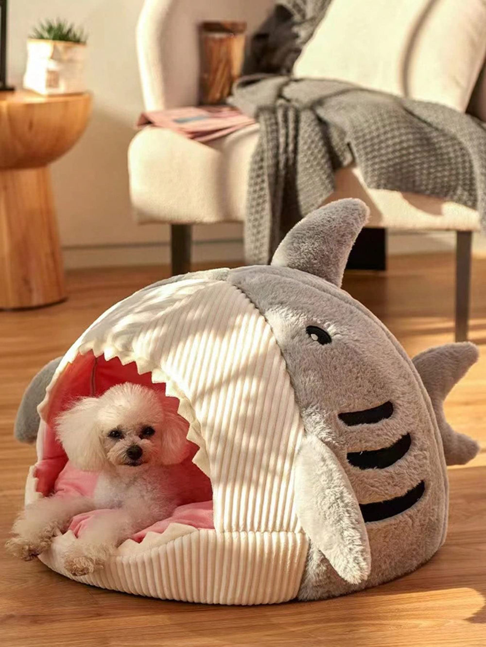 QWINEE shark-shaped cat mat side nest in grey for restful snuggling